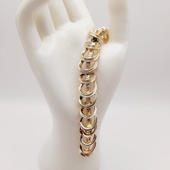 Vintage 1960s Gold Tone Looped Link 7 Inch Bracelet - Picture 1 of 10